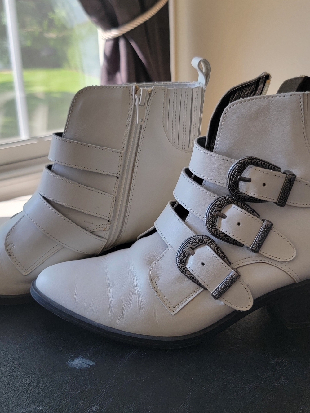 Steve Madden White Leathet Triple-Buckle Ankle Boots.